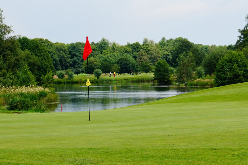 Ab ins Wasser (Bild: D. Dekker / Golf Int. Moyland)