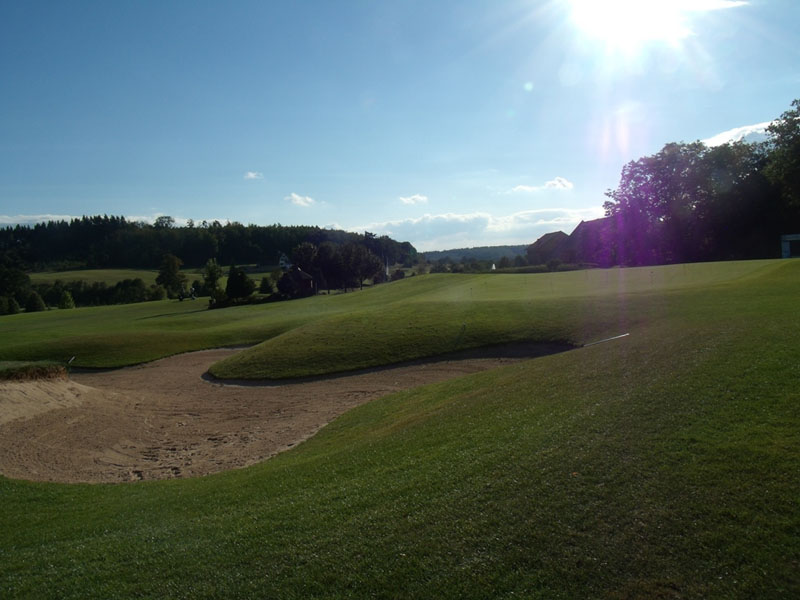 Genug Bunker sind hier im Spiel (Bild: Golf-Park Winnerod)