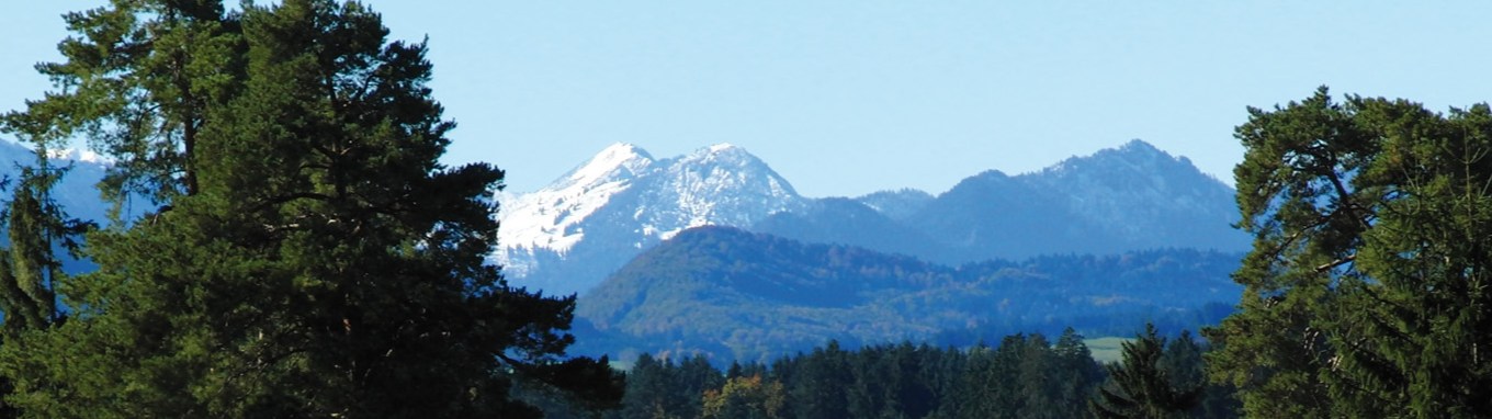 Abschlag mit Bergblick