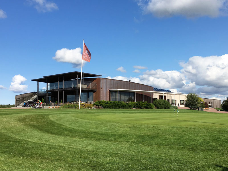 Estland: Das landestypische Clubhaus des Niitvälja Golf Clubs 