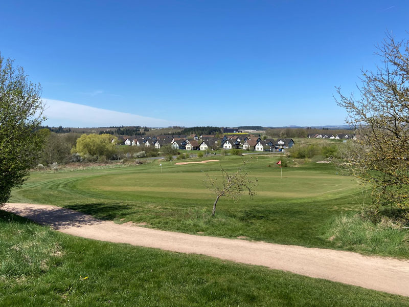 Eifel Course - mit Ferienpark in Blickweite