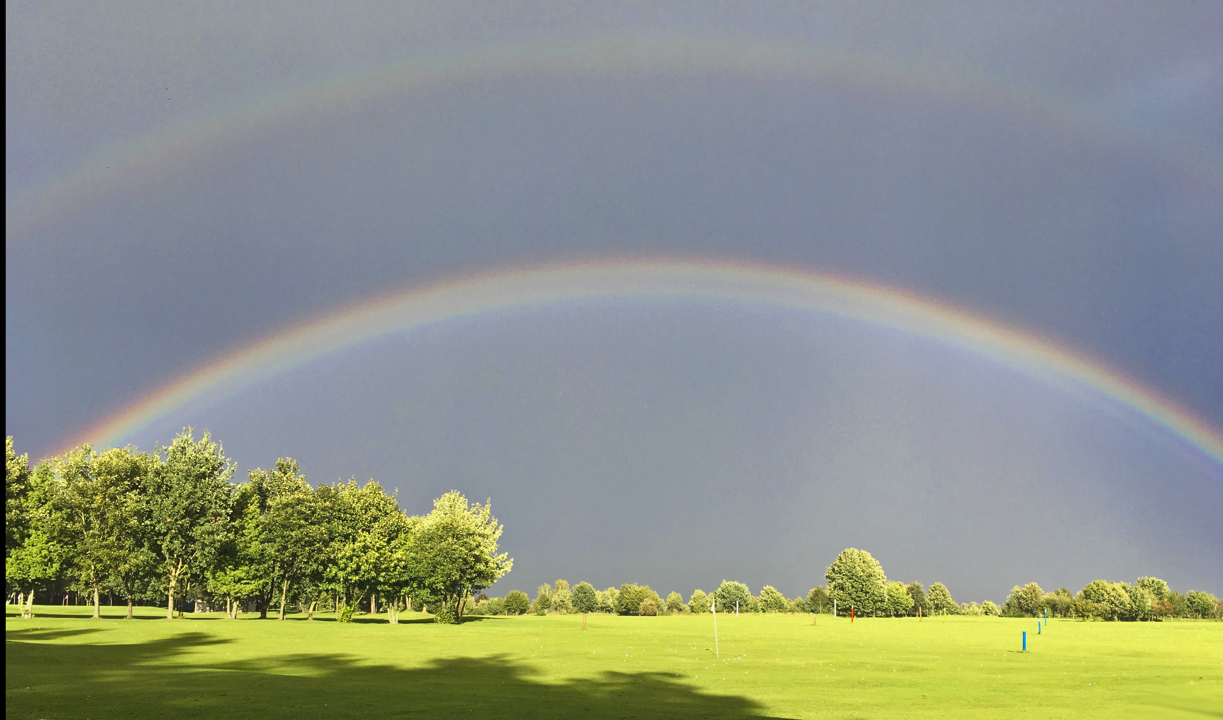 Driving Range mit Regenbogen