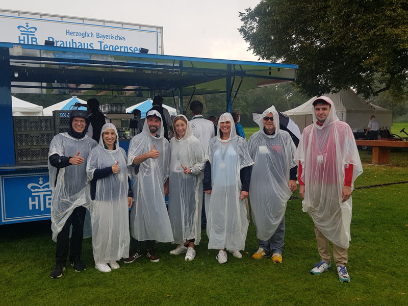 Beim Starkregeneinbruch ideal: VcG-Ponchos für VcG-Mitglieder und -Mitarbeiter:innen 