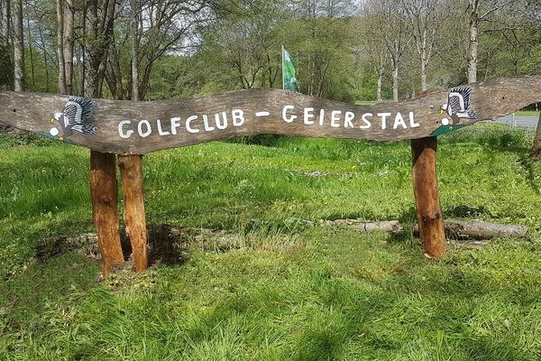 Aasfressende Großvögel gibt es hier nur auf dem Schild (Foto: Natur Golfclub Geierstal)