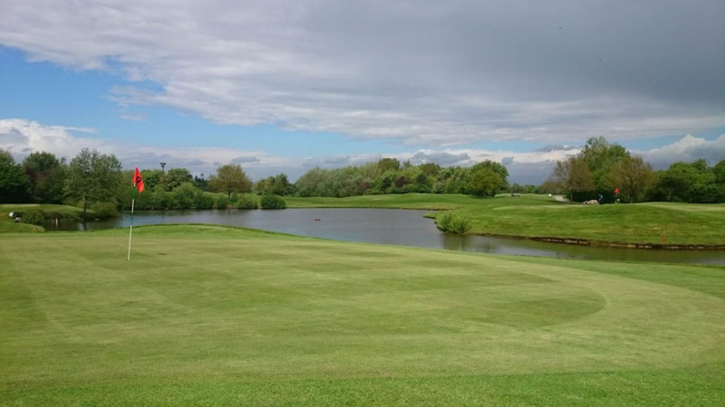 Weite und Wolken - Golf in Hude bietet eine unschlagbare Kombination (Bild: Stefanie Popp)