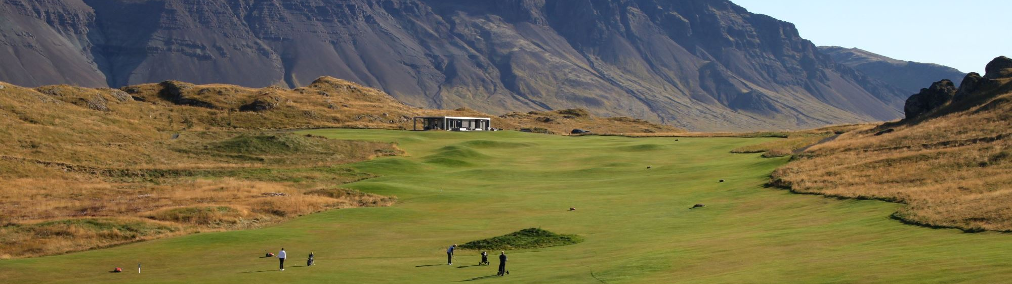 Lavafelsen im Blick auf „Islands schönstem Golfplatz“, dem Golfklúbbur Brautarholt