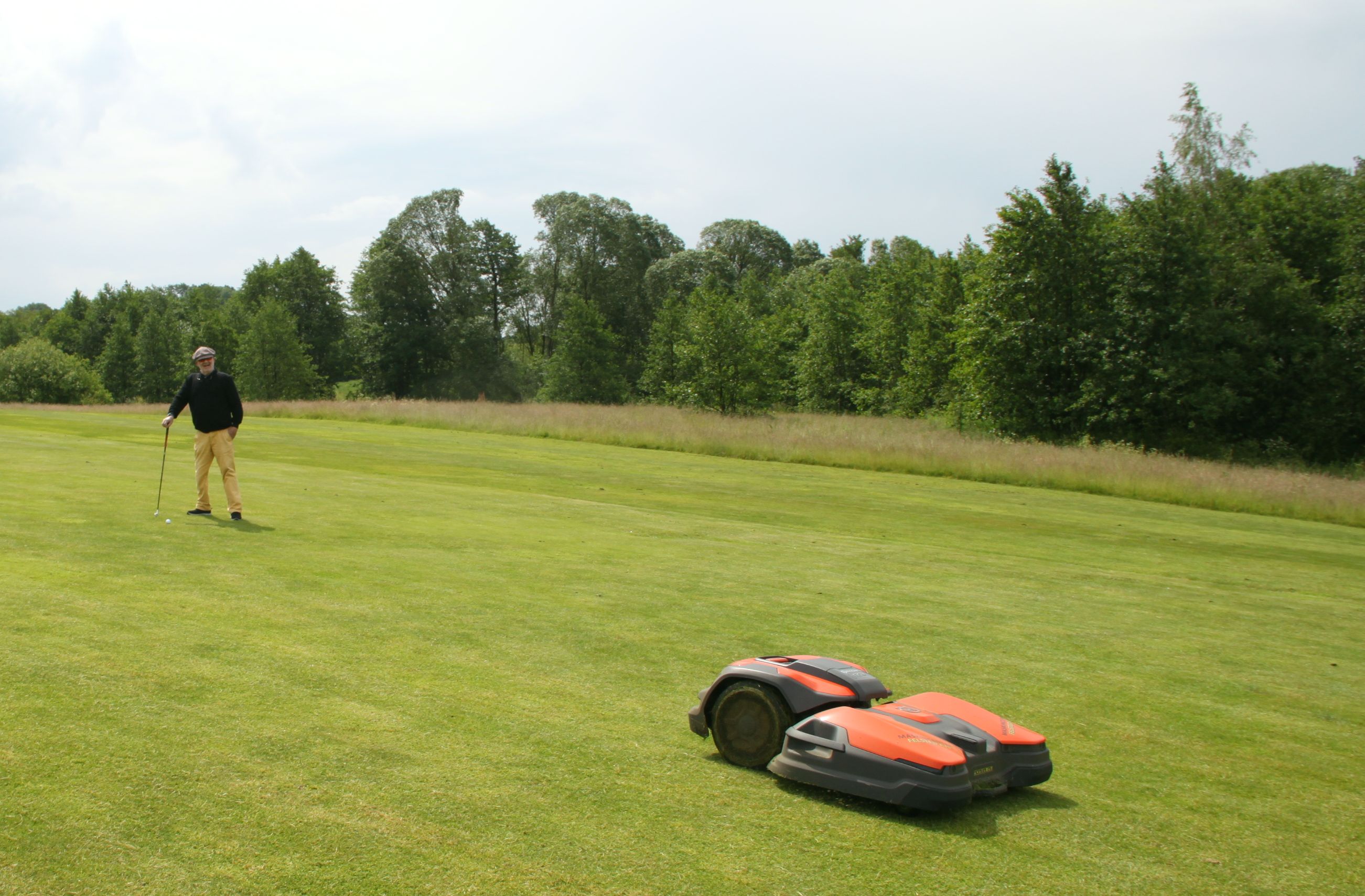 Der Greenkeeper hält höflich Abstand