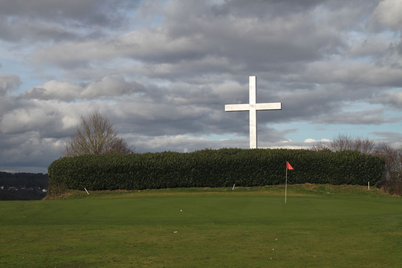 Markantes Ziel: Bergkreuz hinter Grün 1