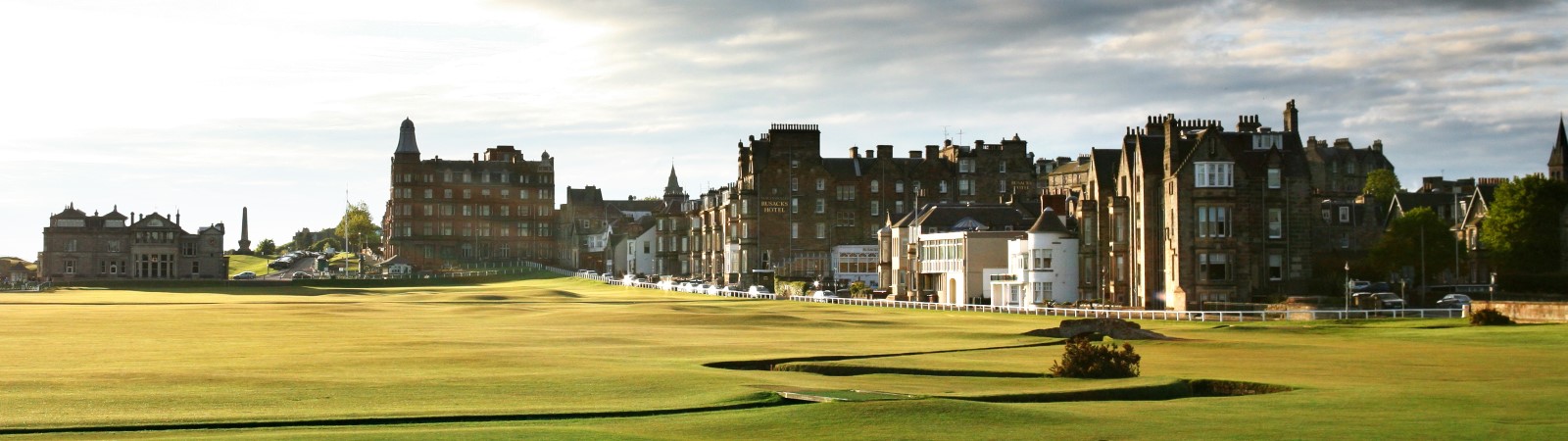 St. Andrews: Blick auf Bahn 1 und 18 sowie die Swilken Bridge