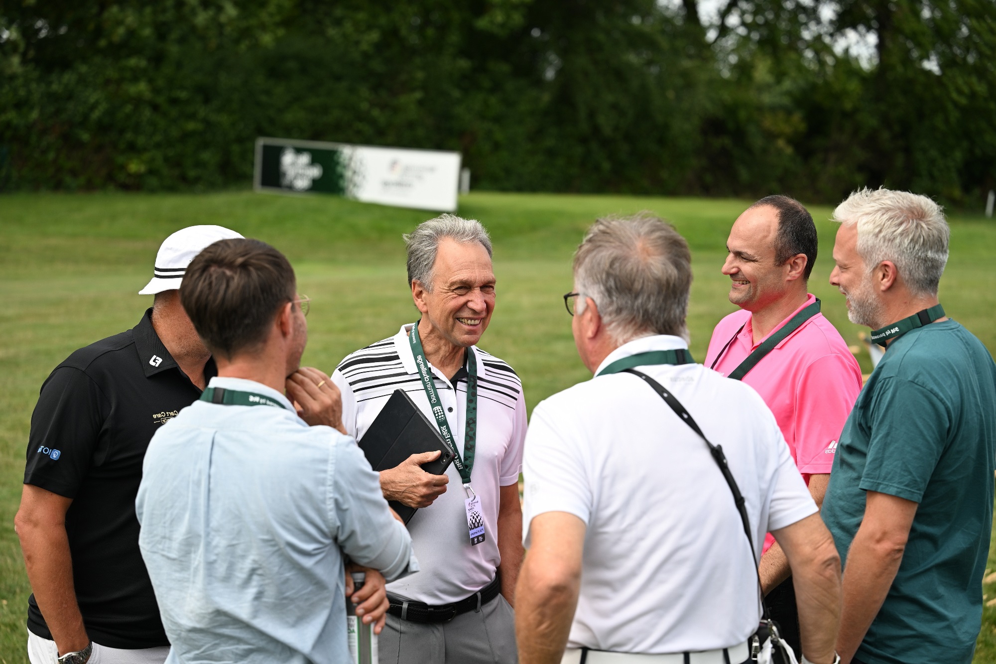 In seinem Element: R. Goldrian im Gespräch mit Golfexperten bei der German Challenge 2023 (Foto: FFZ - Frank Fröhlinger)