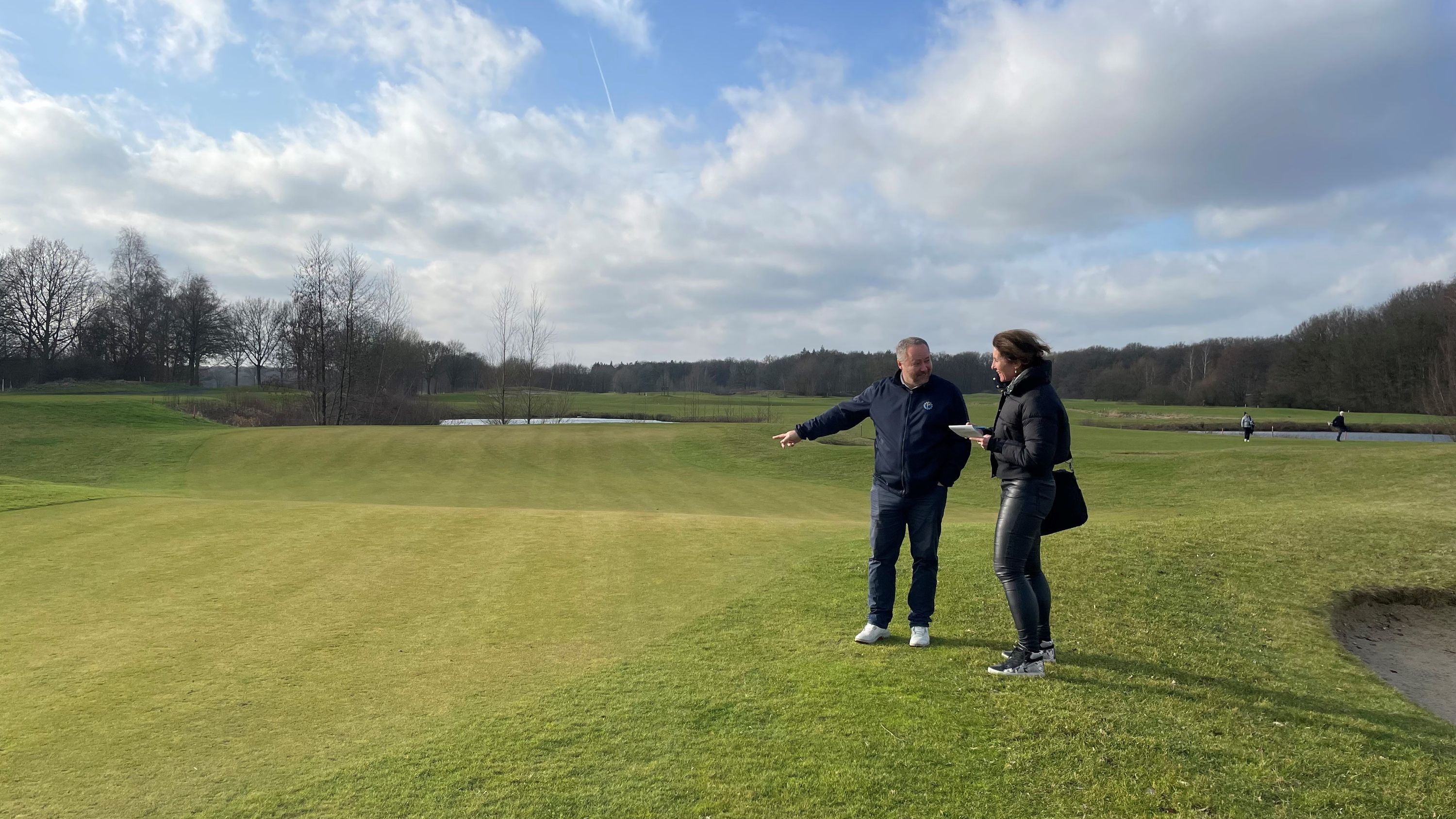 Achim Reinmuth erklärt VcG-Mitarbeiterin Imke Ulrich das Biarritz-Grün im GC Münster-Tinnen (Foto: VcG)