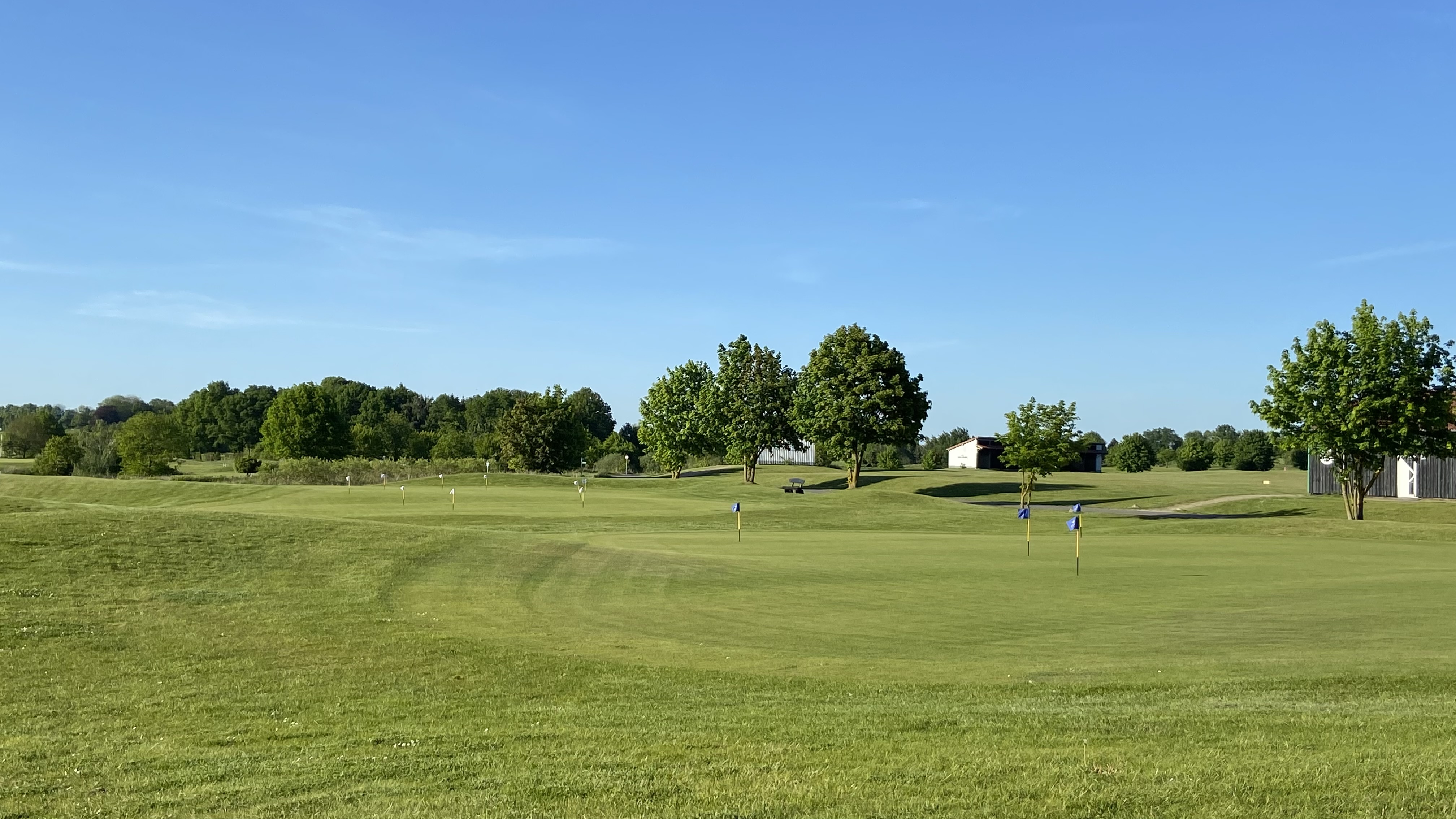 Riesige runde Range und genügend Greens