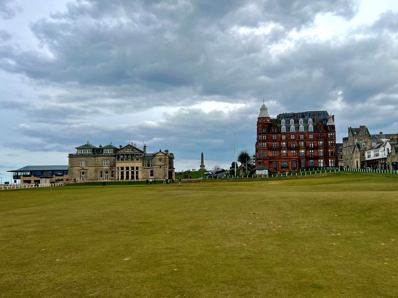 Old Course Club House und Hamilton Grand Hotel