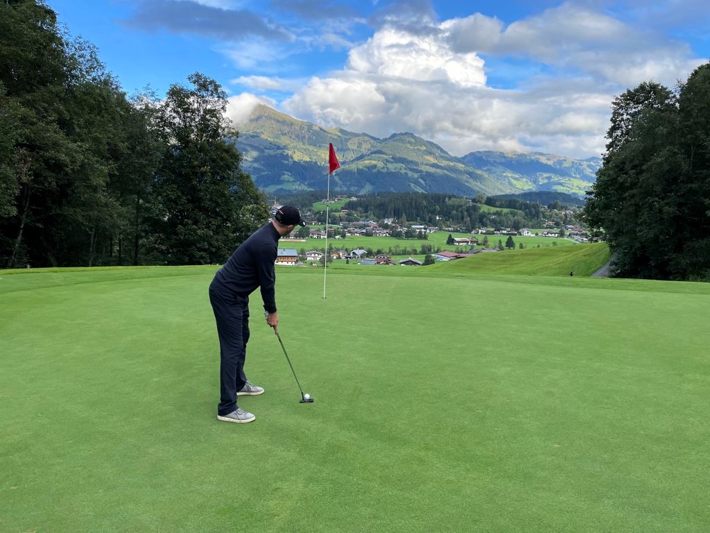 Putten mit Ausblick - jetzt bloß nicht ablenken lassen! (Bild: Dr. Johannes Martin Wagner)