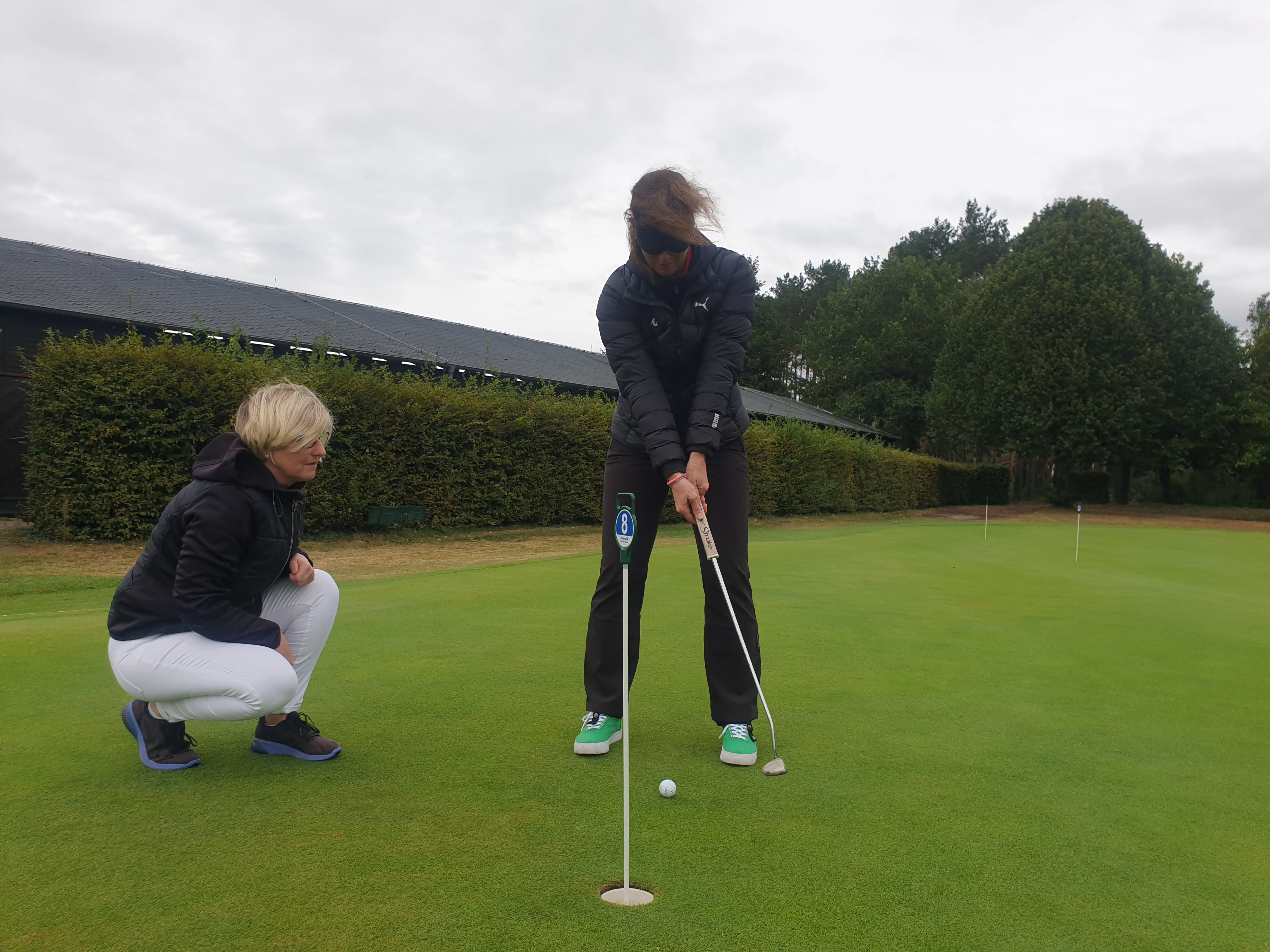 Wie schwer es ist, blind den Ball zu treffen, spürte VcG-Mitarbeiterin Imke Ulrich am eigenen Leib