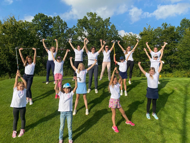 Haben viel Spaß im Spiel: die Mädchen vom Golf Park am Deister (Foto: GP am Deister)