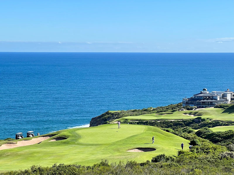 Golfen mit dem Meer in Sichtweite