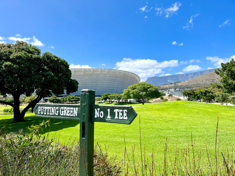 Golfen mit Blick auf den Tafelberg und die WM-Arena: der Metropolitan Golf Club